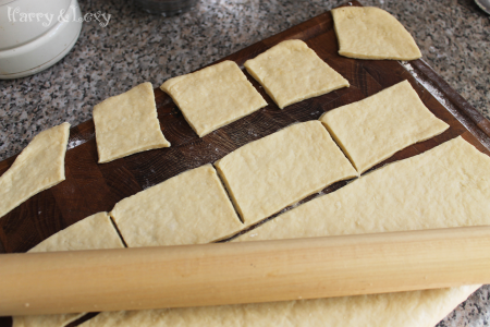 Разточване на тесто за мекици