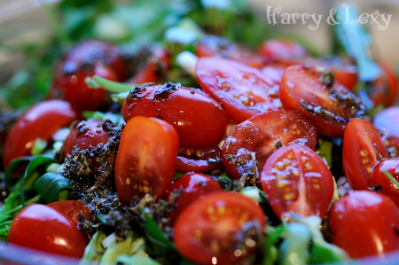 зелена салата с рукула и чери домати