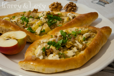 pide with apples and cheese