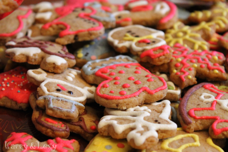 christmas-walnut-cookies-with-royal-icing